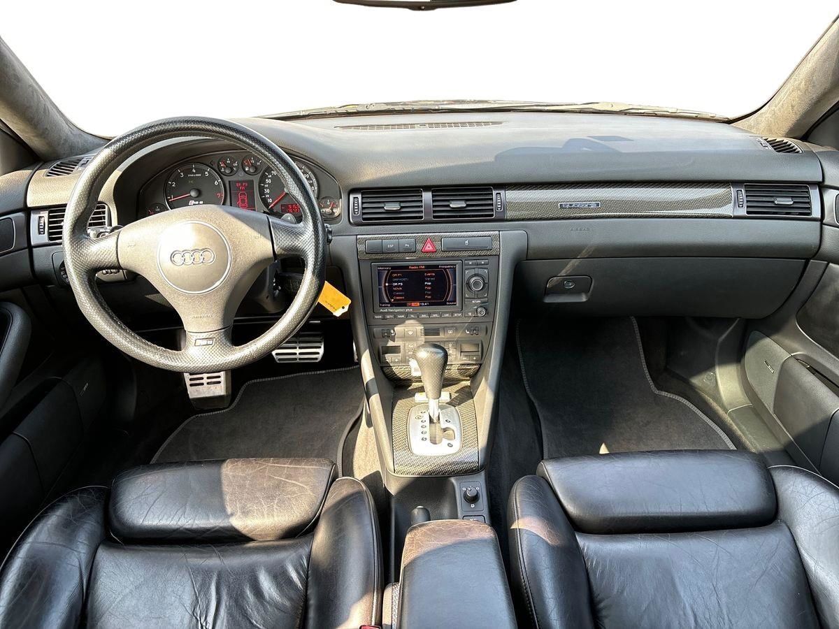 Grå Audi RS 6 fra 2004 set indefra