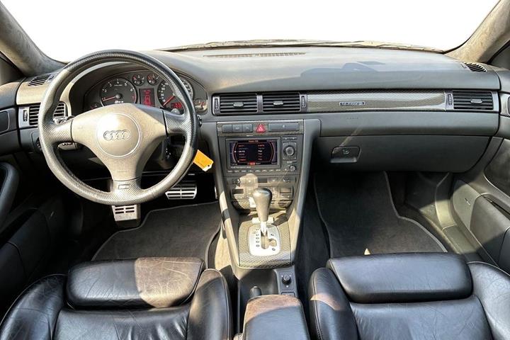 Grå Audi RS 6 fra 2004 set indefra