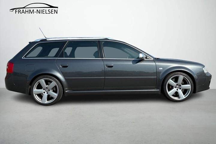 Grå Audi RS 6 fra 2004 set udefra