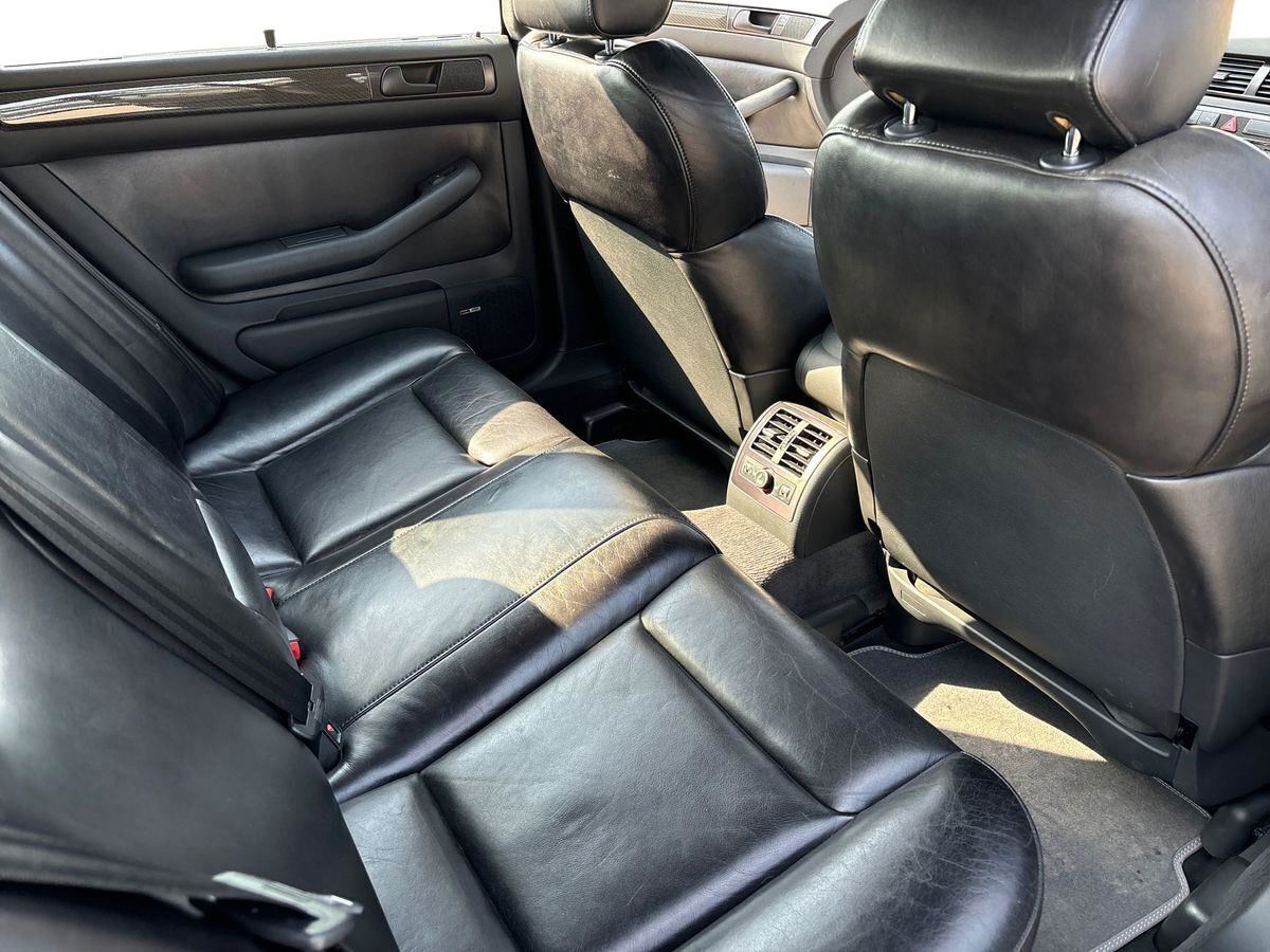 Grå Audi RS 6 fra 2004 set indefra