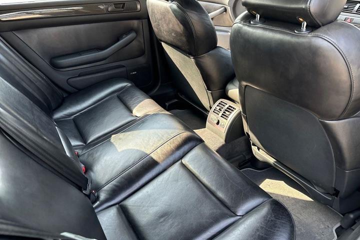Grå Audi RS 6 fra 2004 set indefra