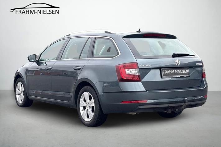 Grå Skoda Octavia fra 2020
