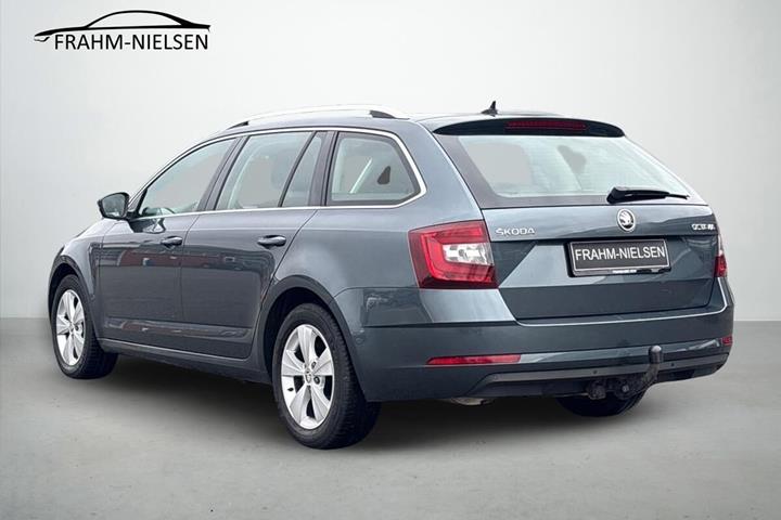Grå Skoda Octavia fra 2020