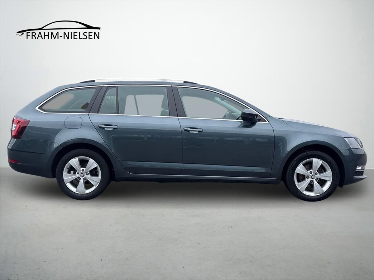 Grå Skoda Octavia fra 2020