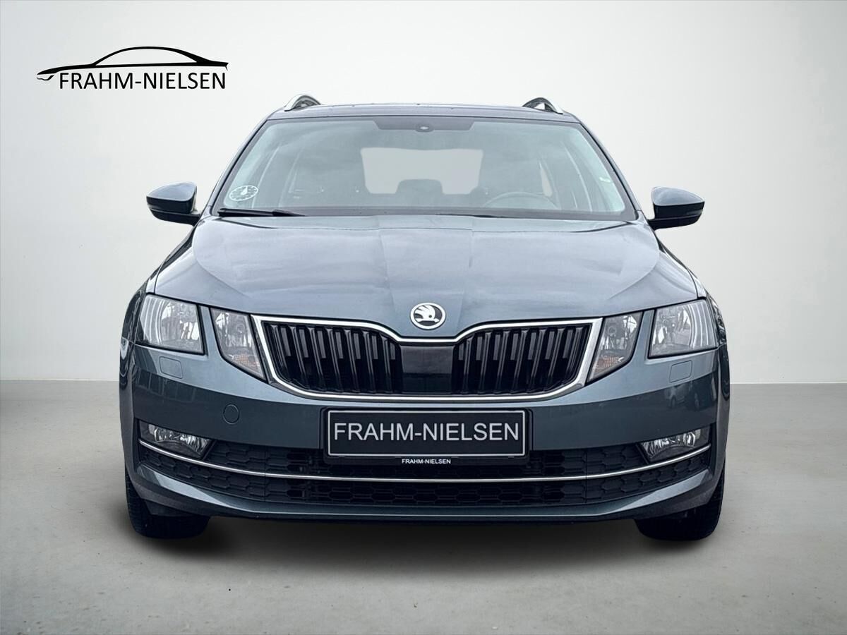 Grå Skoda Octavia fra 2020