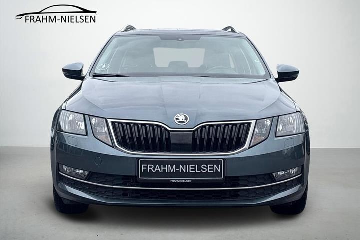 Grå Skoda Octavia fra 2020