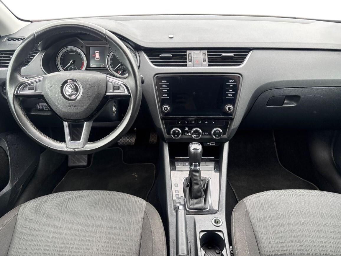 Grå Skoda Octavia fra 2020