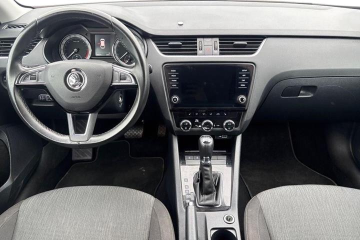 Grå Skoda Octavia fra 2020