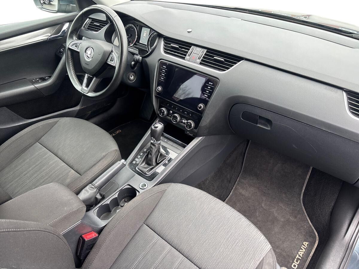 Grå Skoda Octavia fra 2020