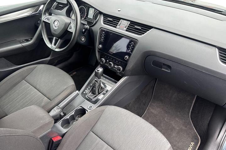 Grå Skoda Octavia fra 2020