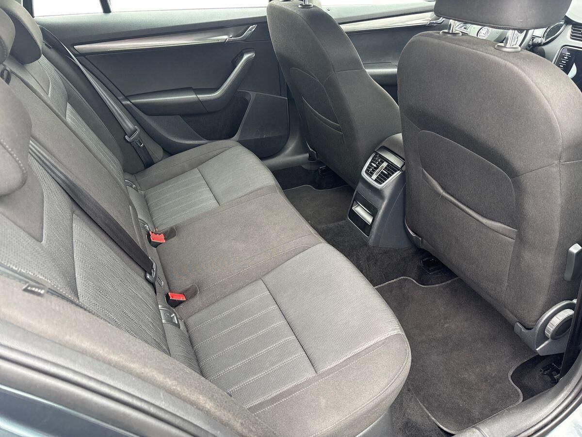 Grå Skoda Octavia fra 2020