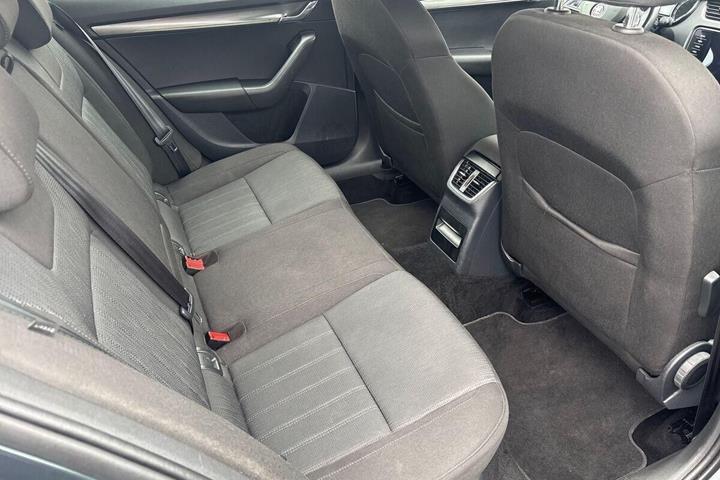 Grå Skoda Octavia fra 2020