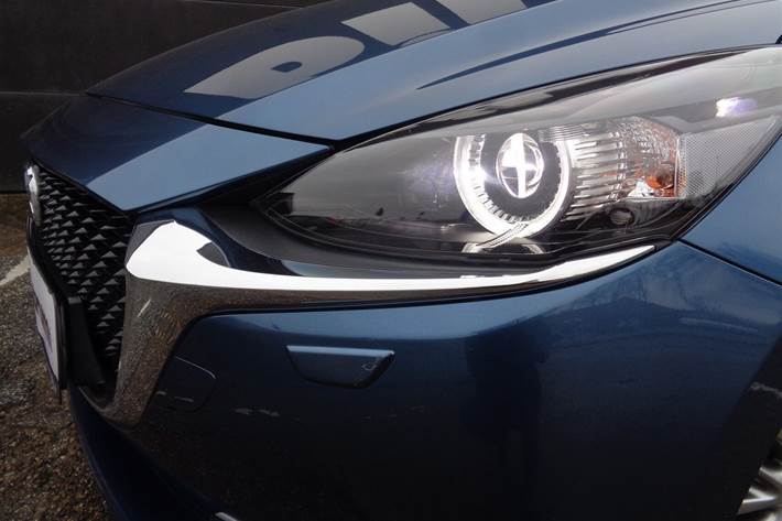 Blå Mazda 2 fra 2022