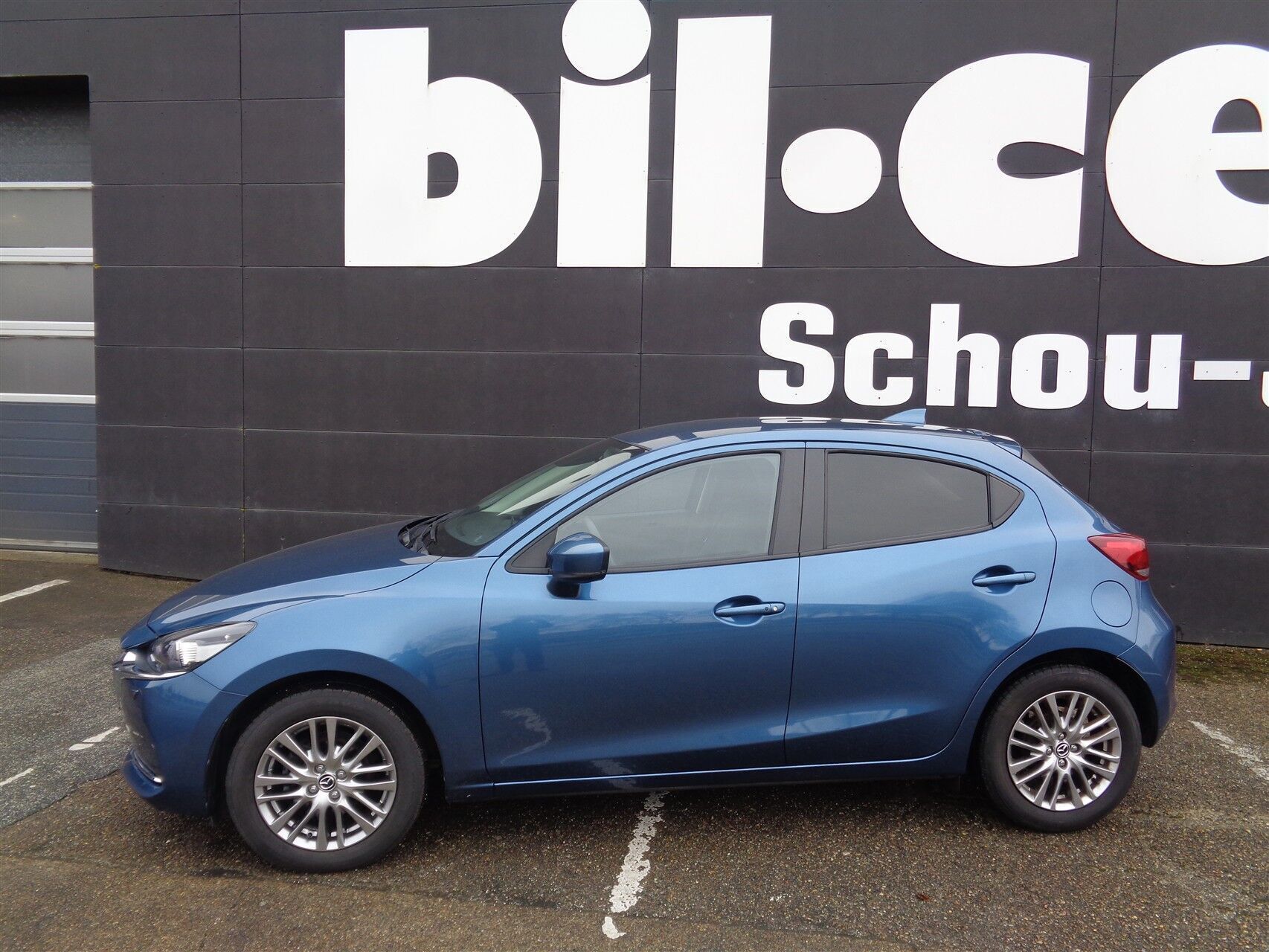 Blå Mazda 2 fra 2022