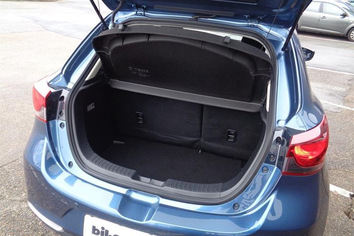 Blå Mazda 2 fra 2022