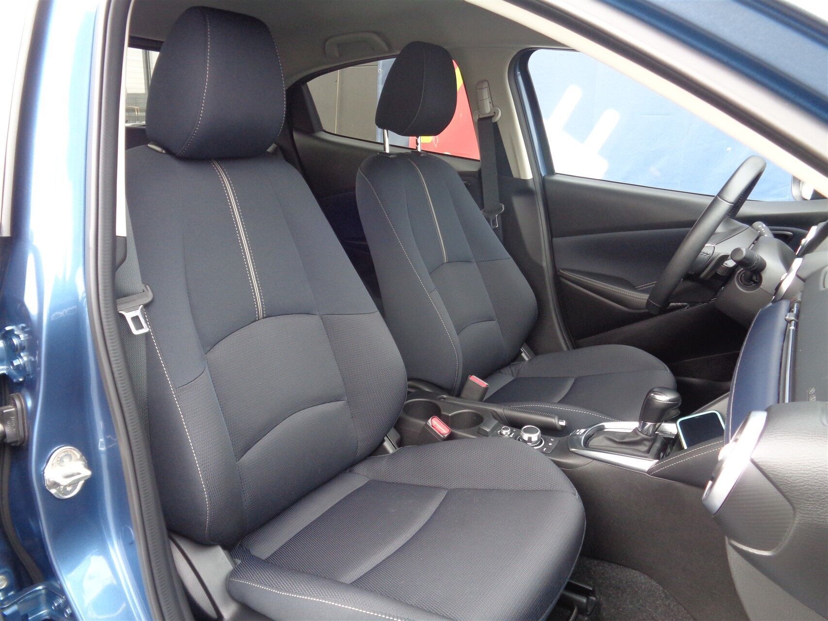 Blå Mazda 2 fra 2022