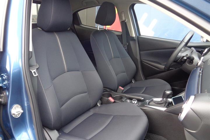 Blå Mazda 2 fra 2022