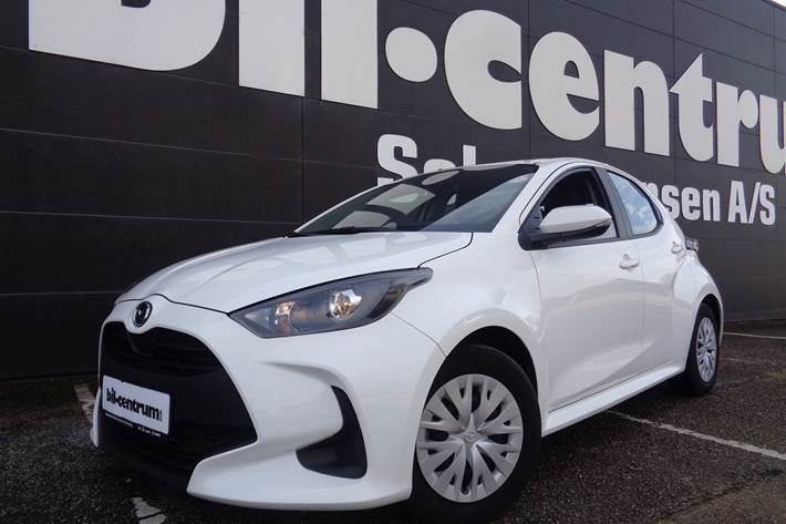 Hvid Mazda 2 fra 2023 set udefra