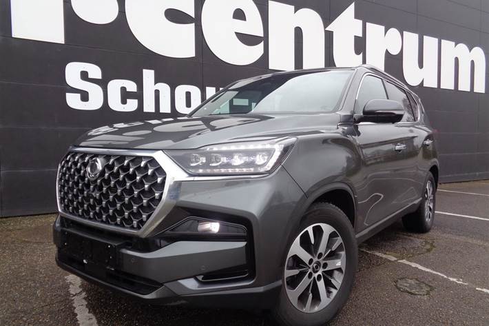 Grå SsangYong Rexton fra 2024 set udefra