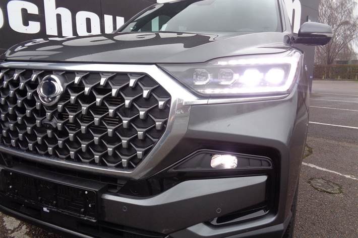 Grå SsangYong Rexton fra 2024 set udefra