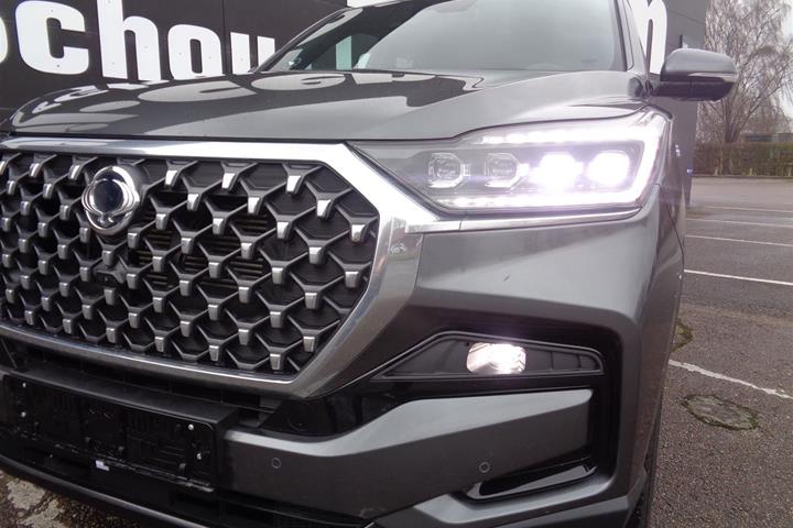 Grå SsangYong Rexton fra 2024 set udefra