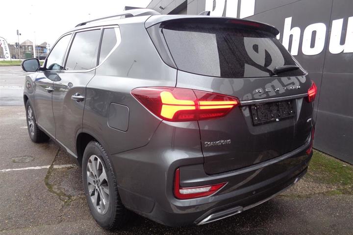 Grå SsangYong Rexton fra 2024 set udefra