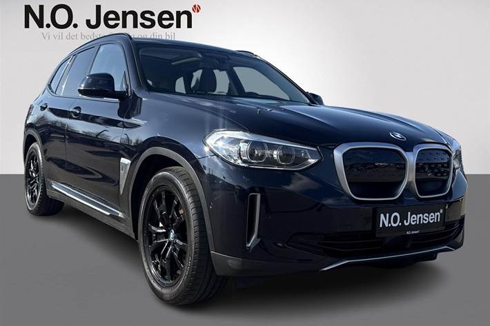 Grå BMW iX3 fra 2021 set udefra