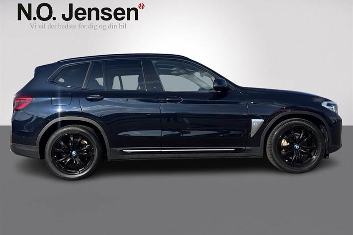 Grå BMW iX3 fra 2021