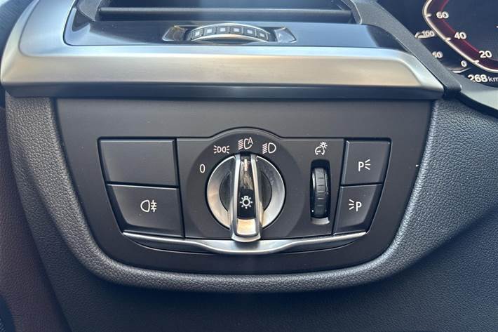 Grå BMW iX3 fra 2021