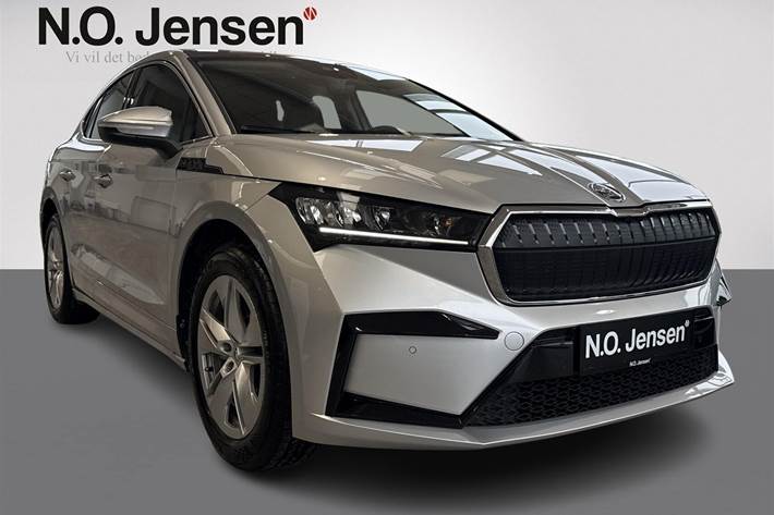 Sølv Skoda Enyaq fra 2022 set udefra