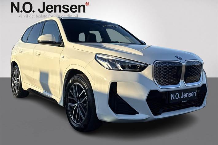 Hvid BMW iX1 fra 2025 set udefra