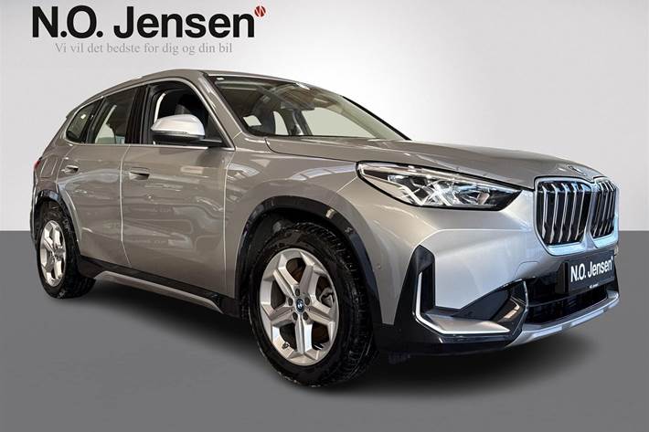 Sølv BMW iX1 fra 2023 set udefra