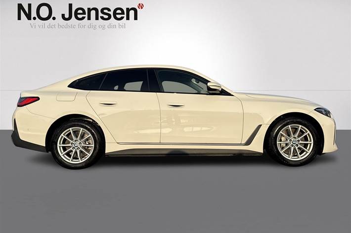 Hvid BMW i4 fra 2025