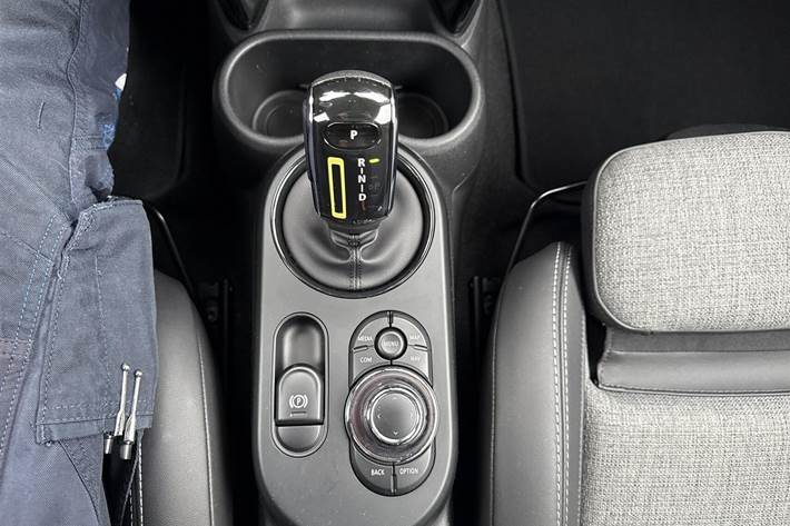 Rød Mini Cooper fra 2022