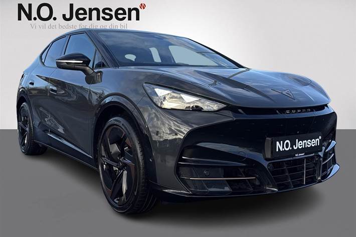 Sort Cupra Tavascan fra 2025 set udefra