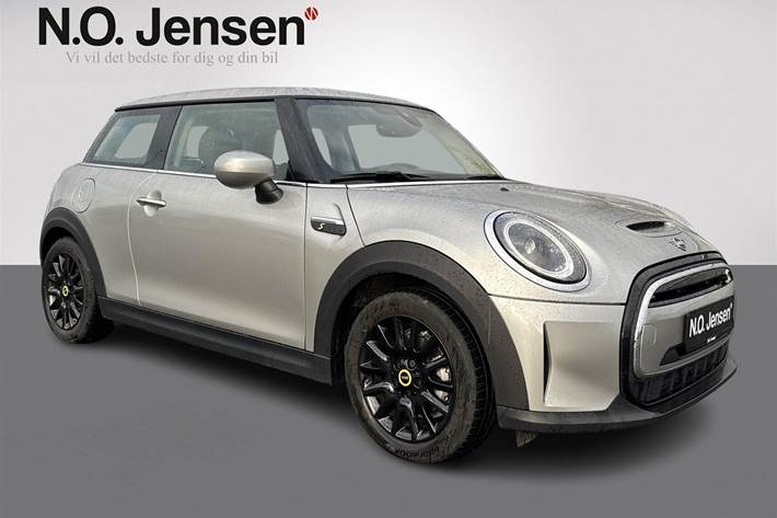 Sølv Mini Cooper fra 2023 set udefra
