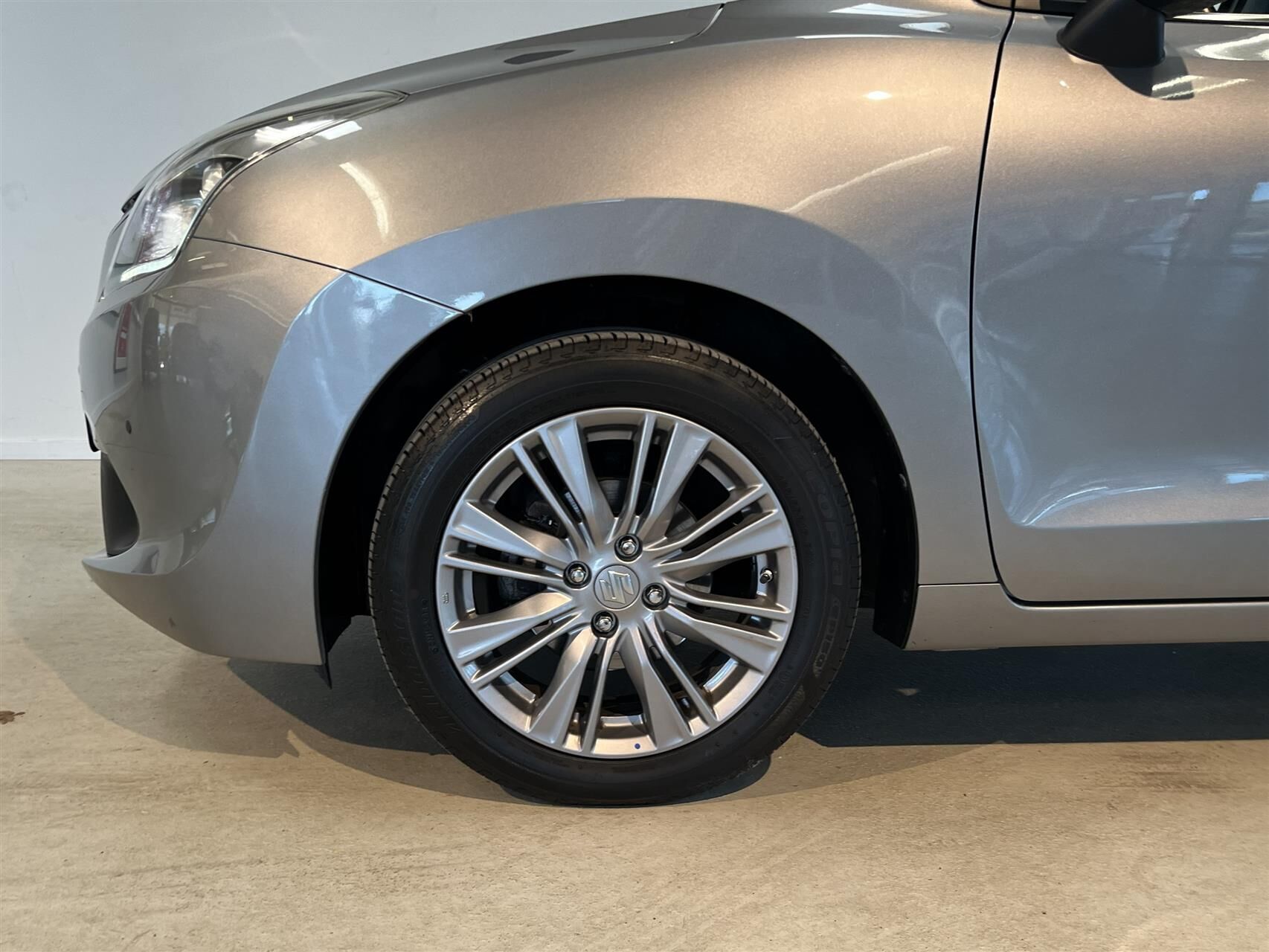 Sølv Suzuki Baleno fra 2019