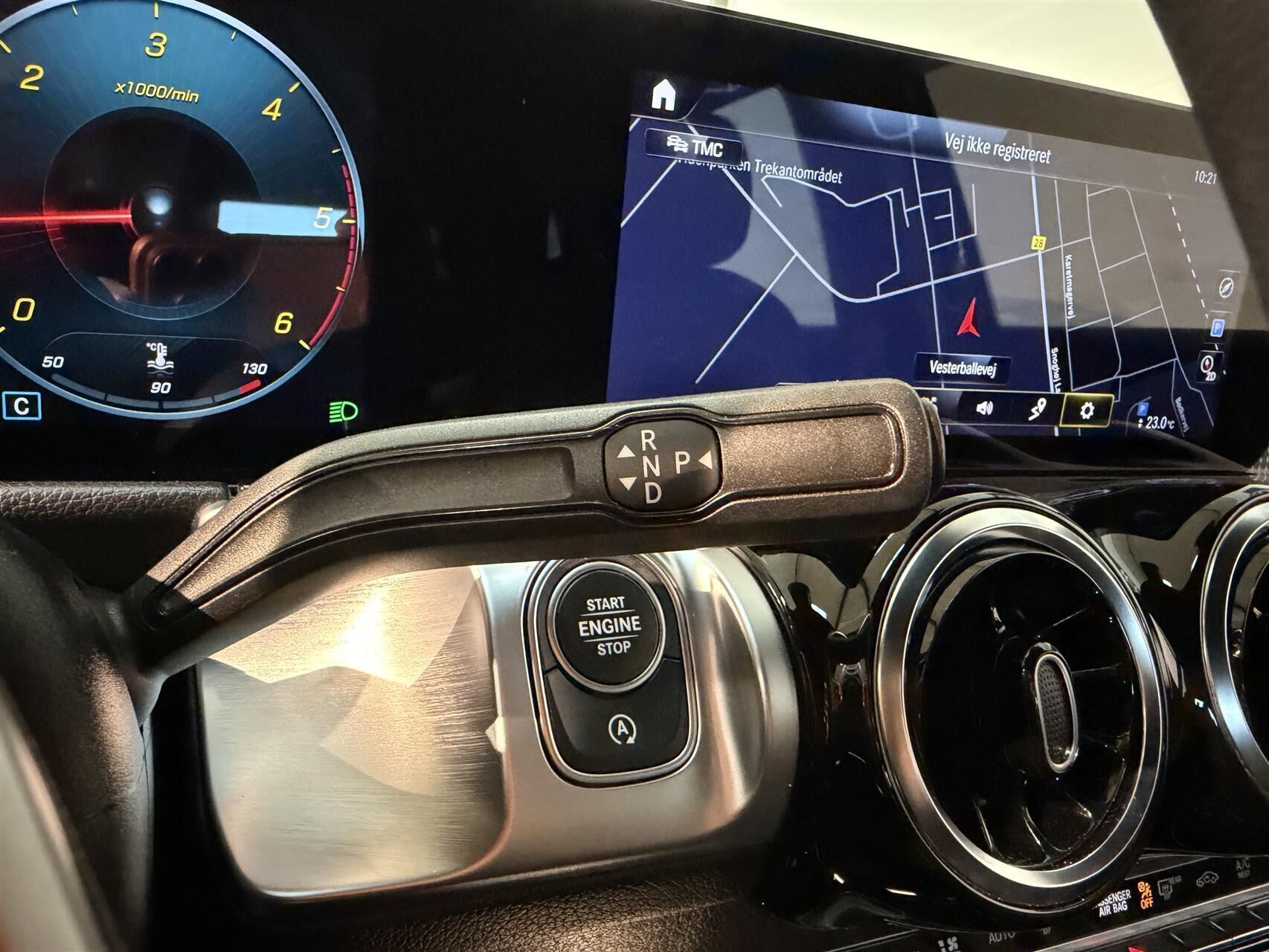 Blå Mercedes GLB200 d fra 2021