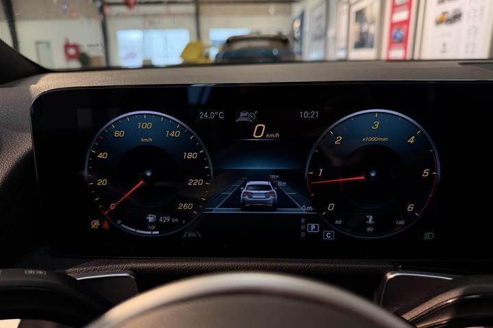 Blå Mercedes GLB200 d fra 2021