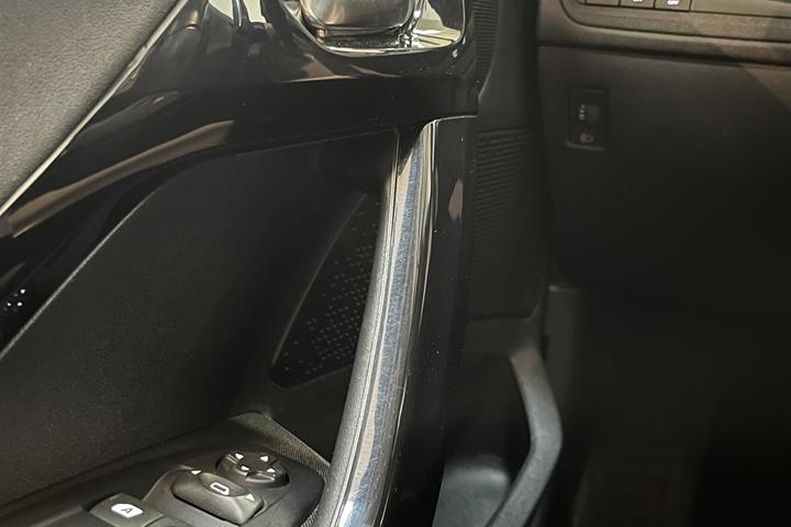 Blå Peugeot 208 fra 2018