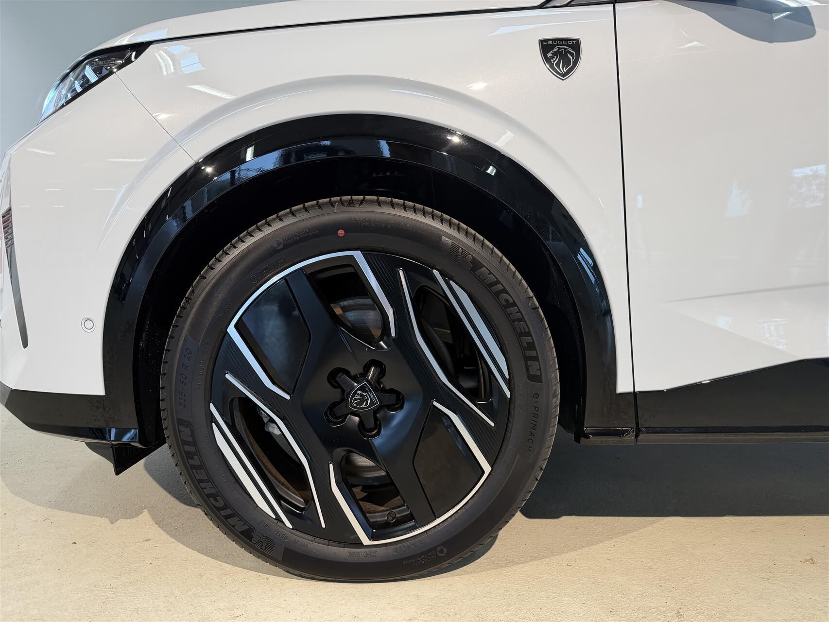 Hvid Peugeot e-5008 fra 2025