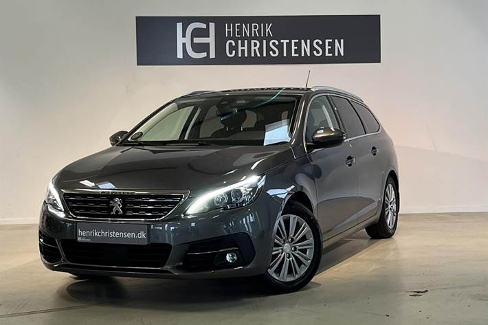 Grå Peugeot 308 fra 2021 set udefra