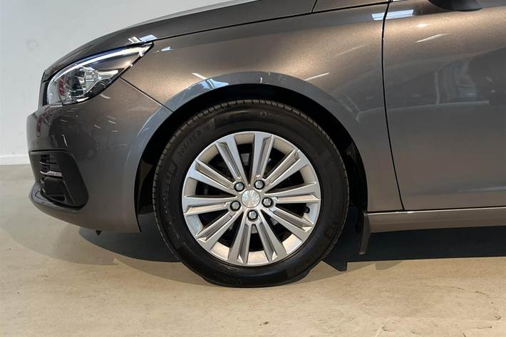 Grå Peugeot 308 fra 2021