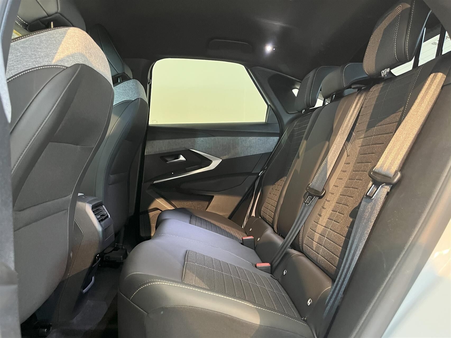 Peugeot e-3008 EL Allure 210HK 5d Aut.