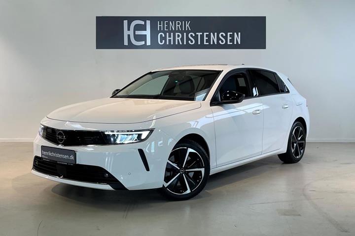 Hvid Opel Astra fra 2022 set udefra