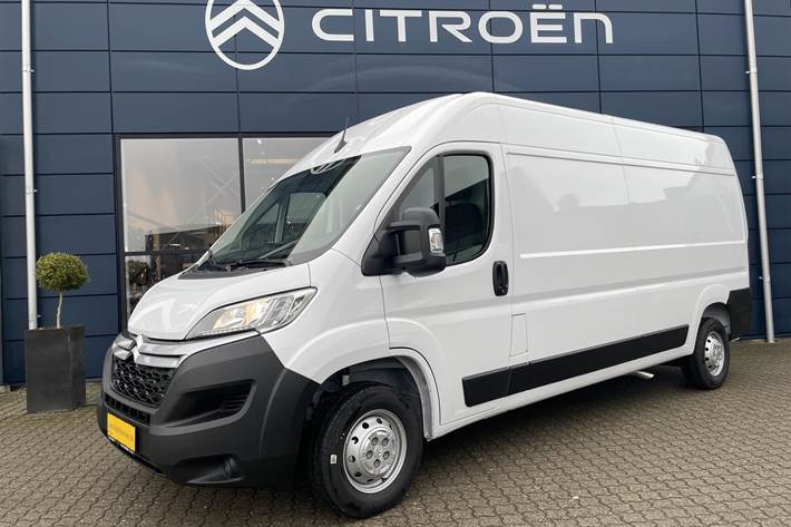 Hvid Citroën Jumper fra 2023 set udefra