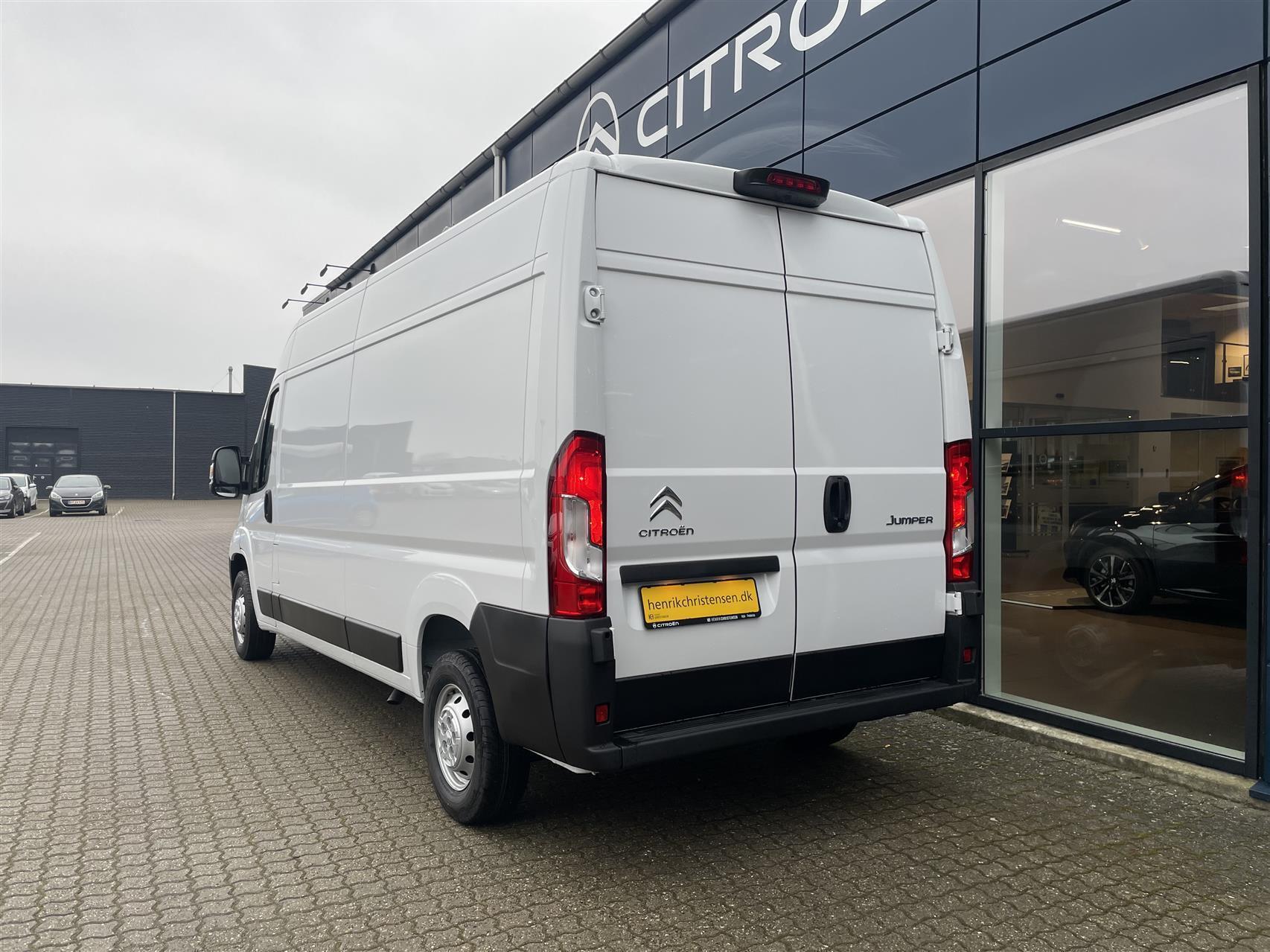 Hvid Citroën Jumper fra 2023 set udefra