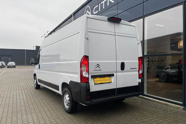 Hvid Citroën Jumper fra 2023 set udefra