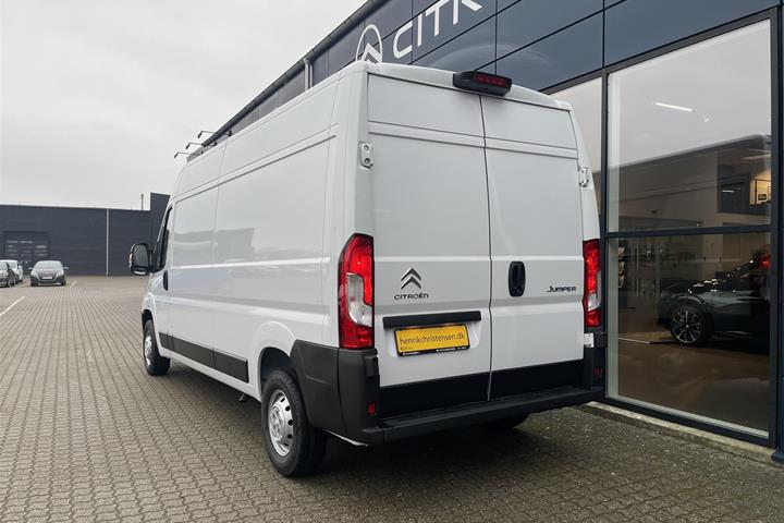 Hvid Citroën Jumper fra 2023 set udefra