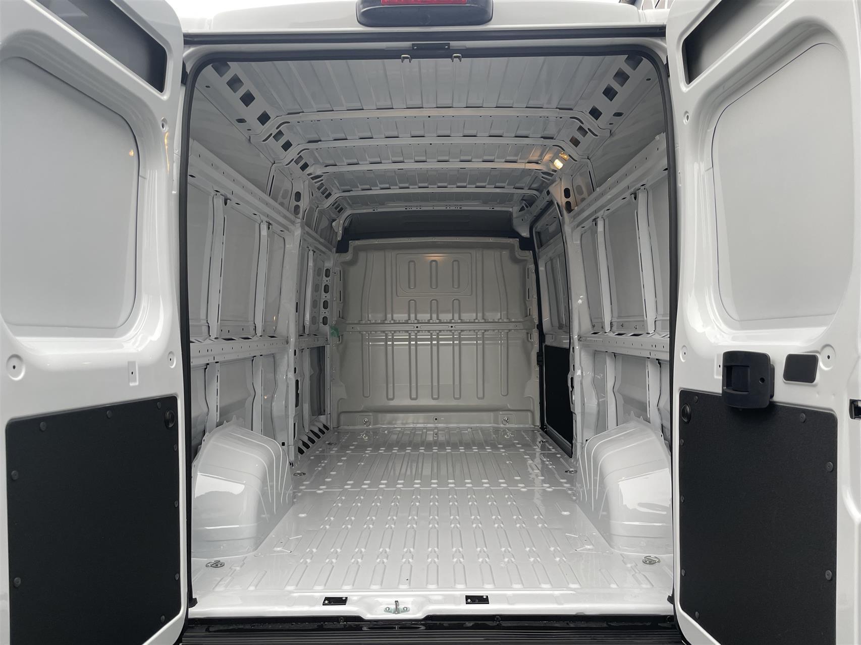 Hvid Citroën Jumper fra 2023 set udefra